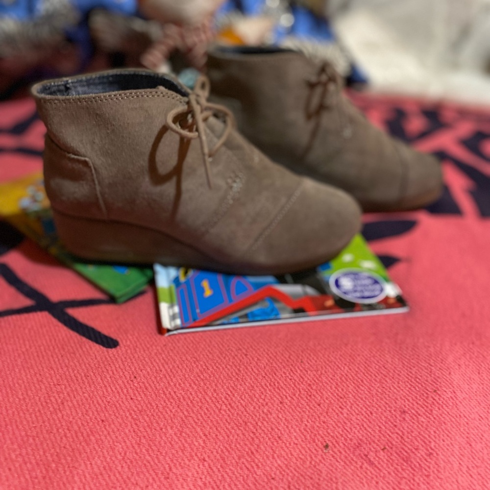 Toms wedge heel shoe in great condition. So cute!!